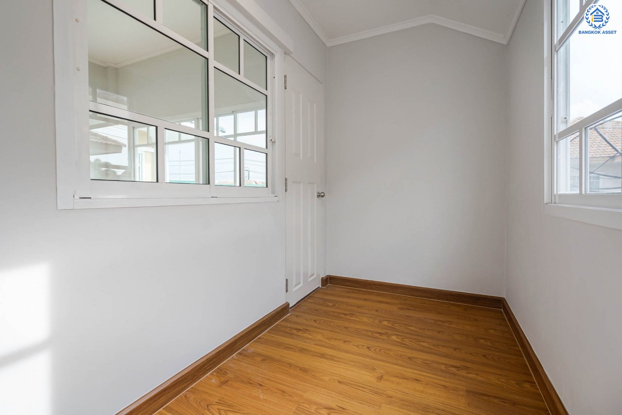 บ้านมือสองตกแต่งใหม่ ทำเลโซนเมือง! หลังมุม ม.ปัญฐิญา1 พระราม5 ตกแต่งดีไซน์ทันสมัย เนื้อที่ 55.5 ตร.ว. หลังใหญ่พร้อมอยู่ ฟังก์ชัน 3 ห้องนอน 3 ห้องน้ำ 2 ที่จอดรถ พร้อมเรือนรับรอง ทำเลศักยภาพ เชื่อมต่อถนนหลายสาย ใกล้รถไฟฟ้า "สถานีแยกติวานนท์"